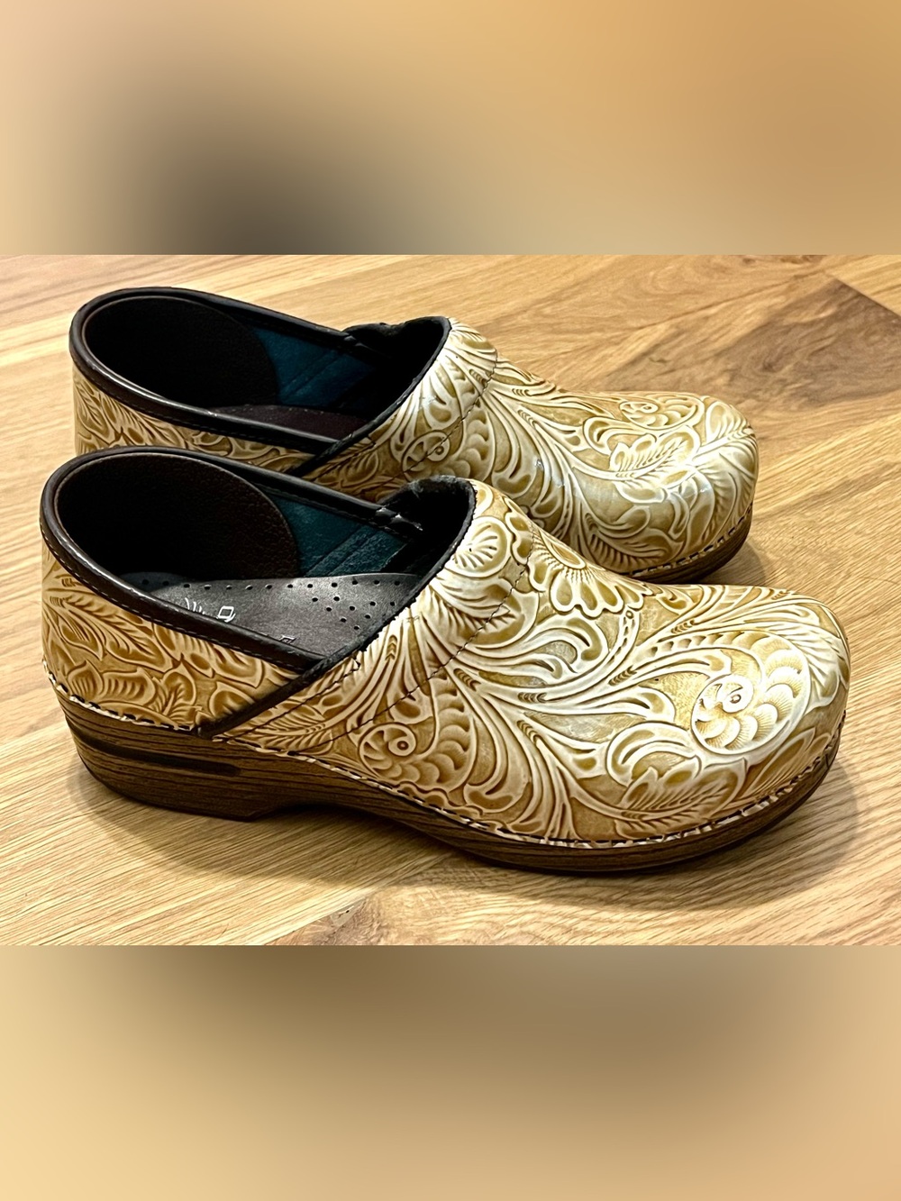 Dansko Professional Clogs Womens Sz EU 40 US 9.5-10 Beige Tooled Patent Leather